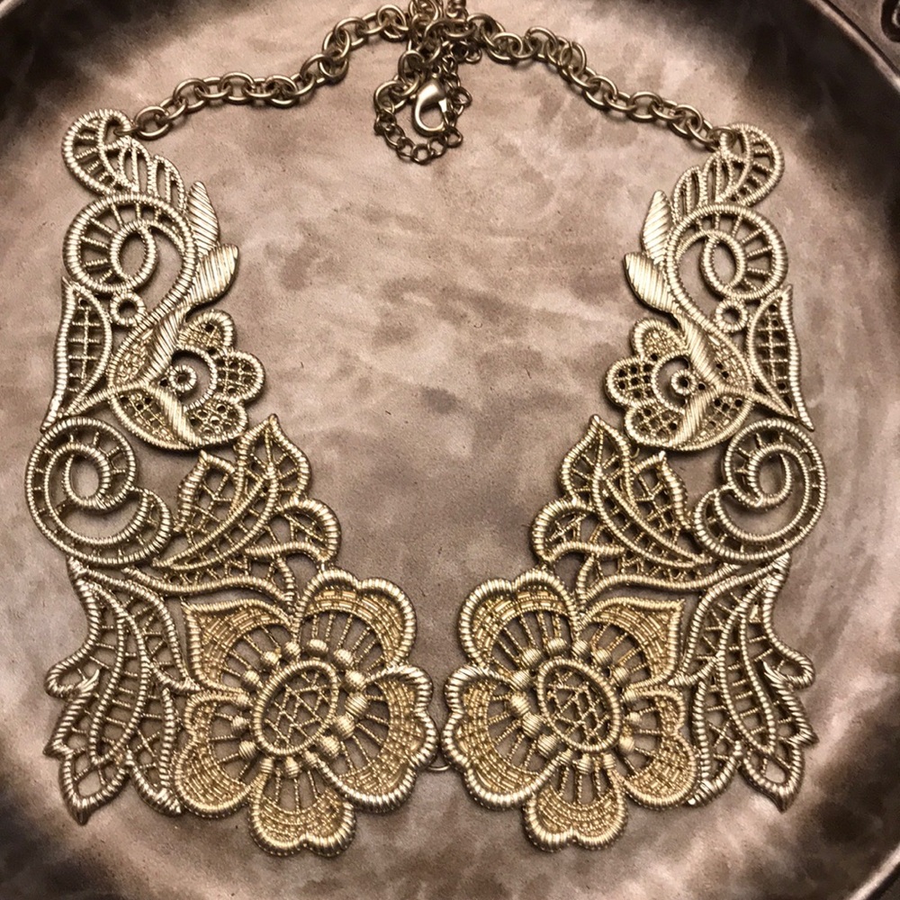 Lace detail statement necklace collar